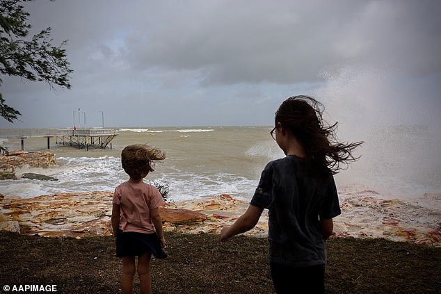 Miles de personas quedaron varadas mientras el ciclón tropical Fina azota a Darwin y la tormenta destroza los estantes de los supermercados australianos