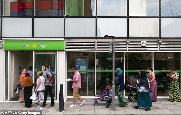 El Partido Laborista quiere reducir las sanciones para los solicitantes de prestaciones tímidos que no acuden a los centros de empleo