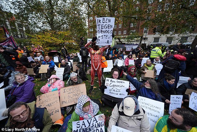 La policía arresta a más manifestantes que protestaban contra la prohibición de acciones palestinas: 254 ya enfrentan cargos penales