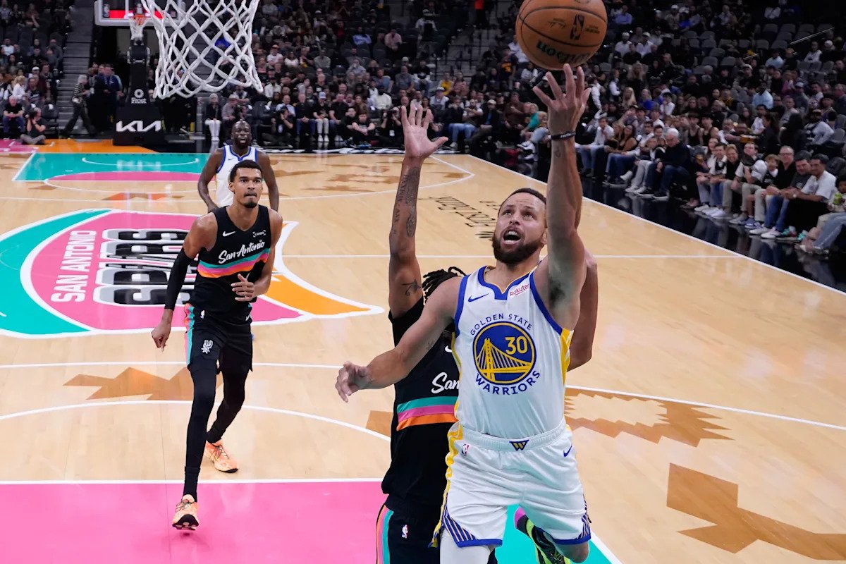 Stephen Curry anotó finales consecutivos de 46; Los Warriors superan a los Spurs y rompen una racha de 6 juegos como visitante