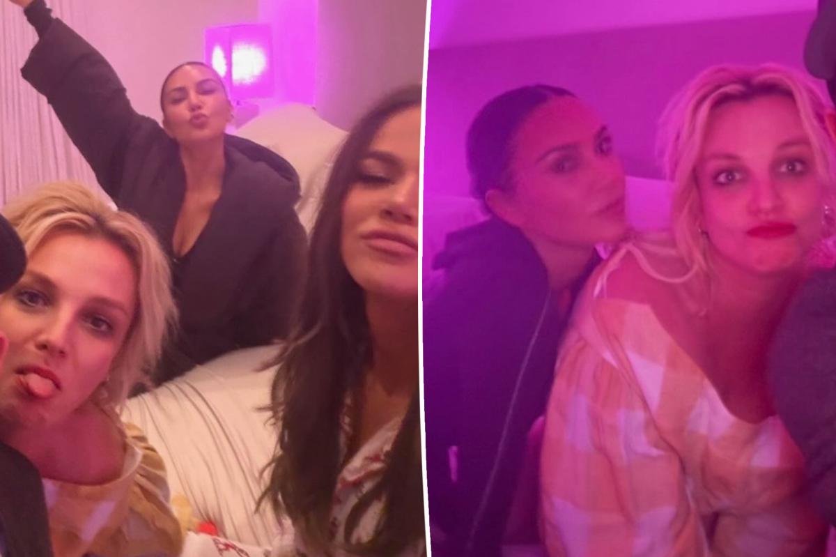 Kim Kardashian y Britney Spears se acurrucan en la cama con Khloé