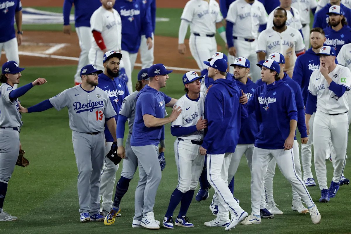Serie Mundial 2025: El Juego 7 Dodgers-Blue Jays estalla después de que Andrés Giménez fuera golpeado por un lanzamiento en una disputa por limpiar la banca