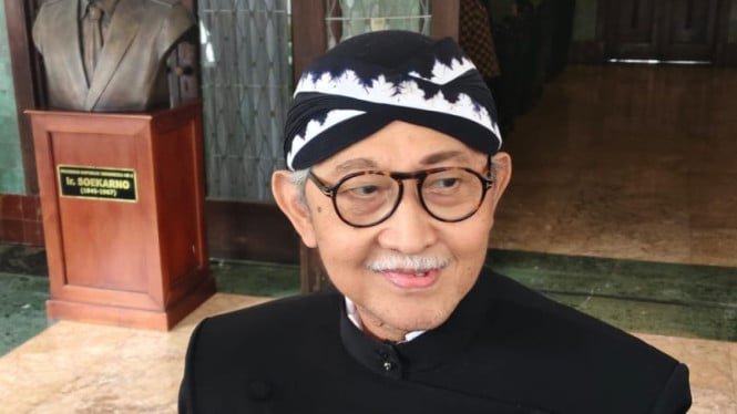 El Ministro Supremo del Palacio de Surakarta, Gusti Purbaya y Gusti Mangkubumi, afirmaron que la coronación no era válida.