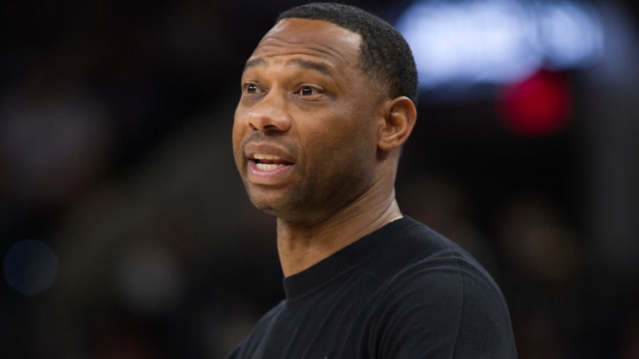 El entrenador Willie Green en medio del inicio de 2-10 de los Pelicans