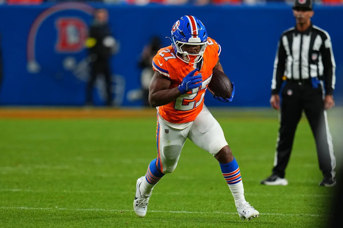 Se informa que JK Dobbins de los Broncos se someterá a una cirugía que pondrá fin a su temporada después de una lesión en el pie por un tackle caído de cadera