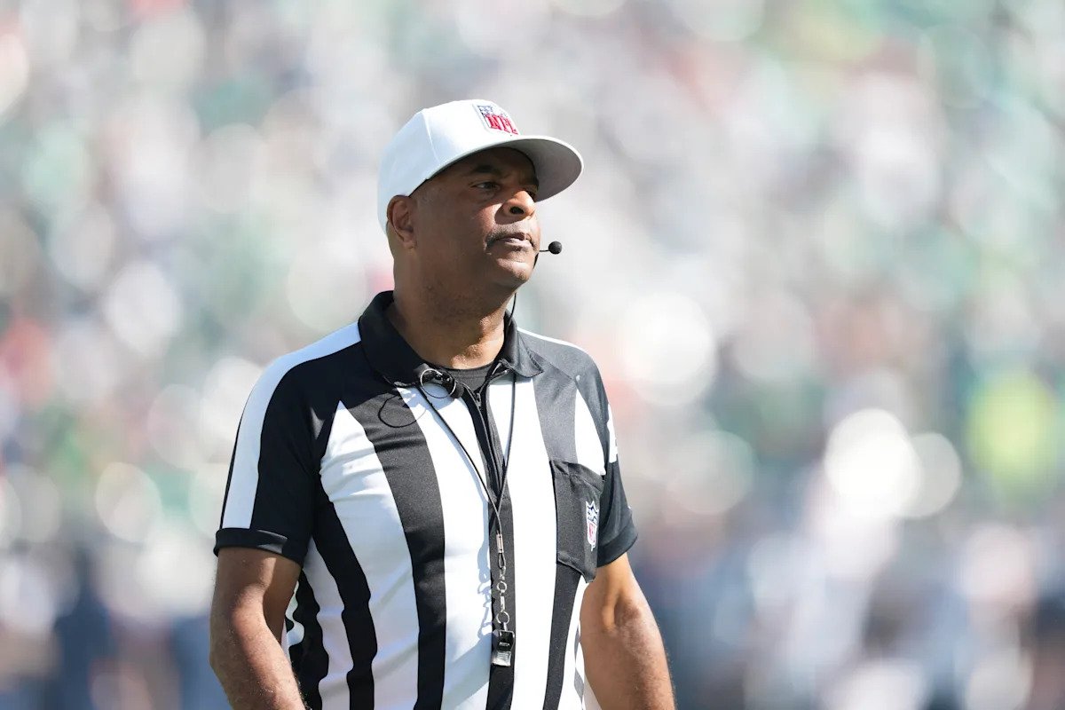 El árbitro de la NFL Adrian Hill evitó una lesión grave después de ser ayudado a salir del campo el jueves por la noche.