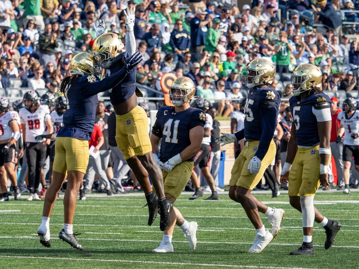 La ofensiva fue superada 70-7 antes de que Notre Dame desperdiciara una ventaja de 21-0 contra Syracuse.
