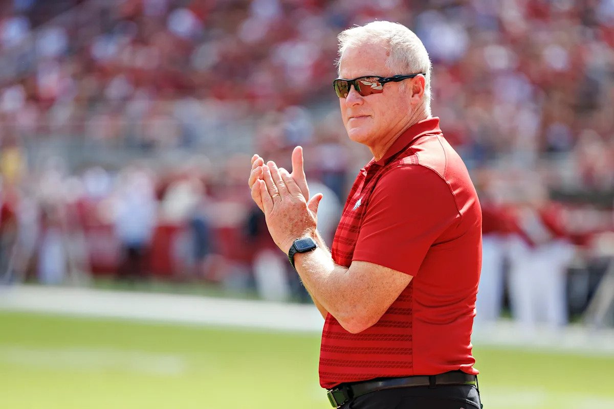 Arkansas AD Hunter Yurachek asumirá el cargo de presidente del comité de playoffs de fútbol universitario luego de la partida de Mack Rhodes