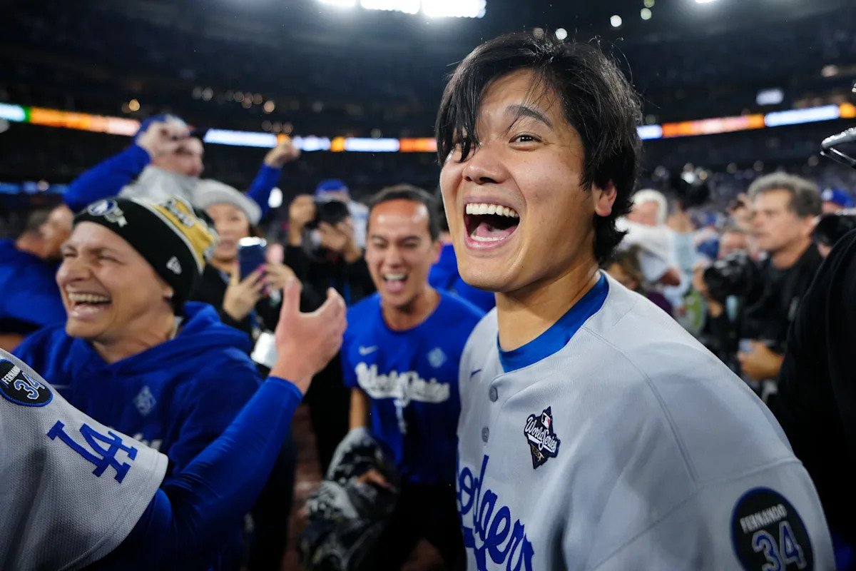Después de ganar un segundo premio consecutivo al Jugador Más Valioso de la Liga Nacional, Shohei se inclina para besar a Ohtani… su perro Decoy