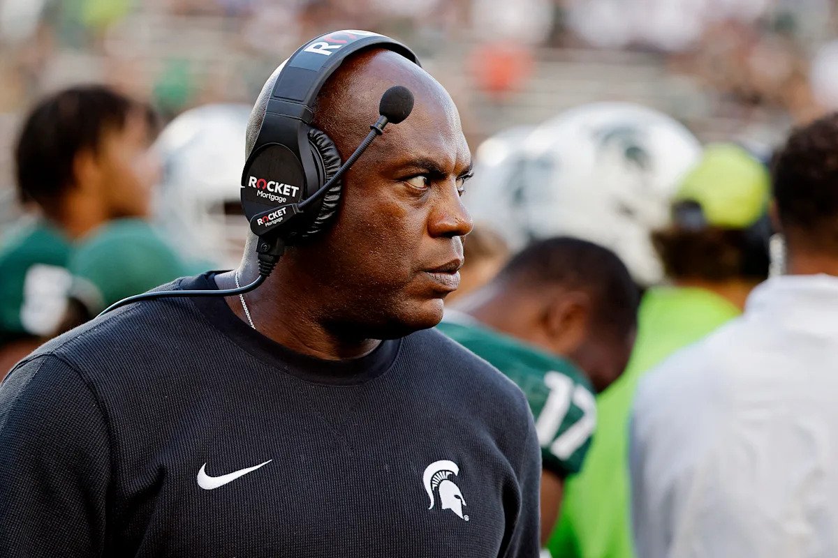 El ex entrenador de Michigan State, Mel Tucker, recibe un aviso de causa justificada de 3 años y la escuela obtiene 3 años de libertad condicional por infracciones en la contratación