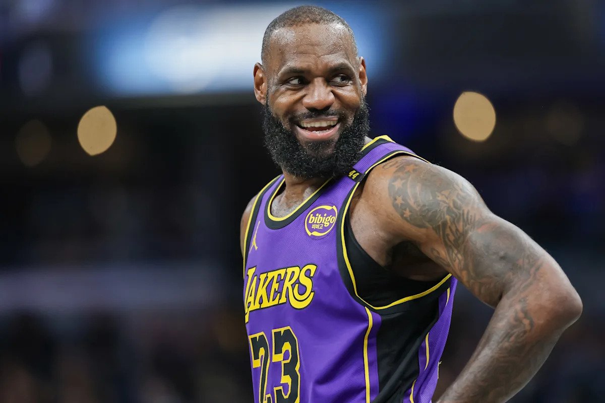 LeBron James pasa a la G League tras recibir autorización para entrenar debido a una lesión