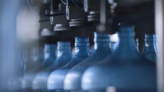 Polémica por el origen del agua embotellada perjudica a la industria y a los consumidores, aquí una explicación