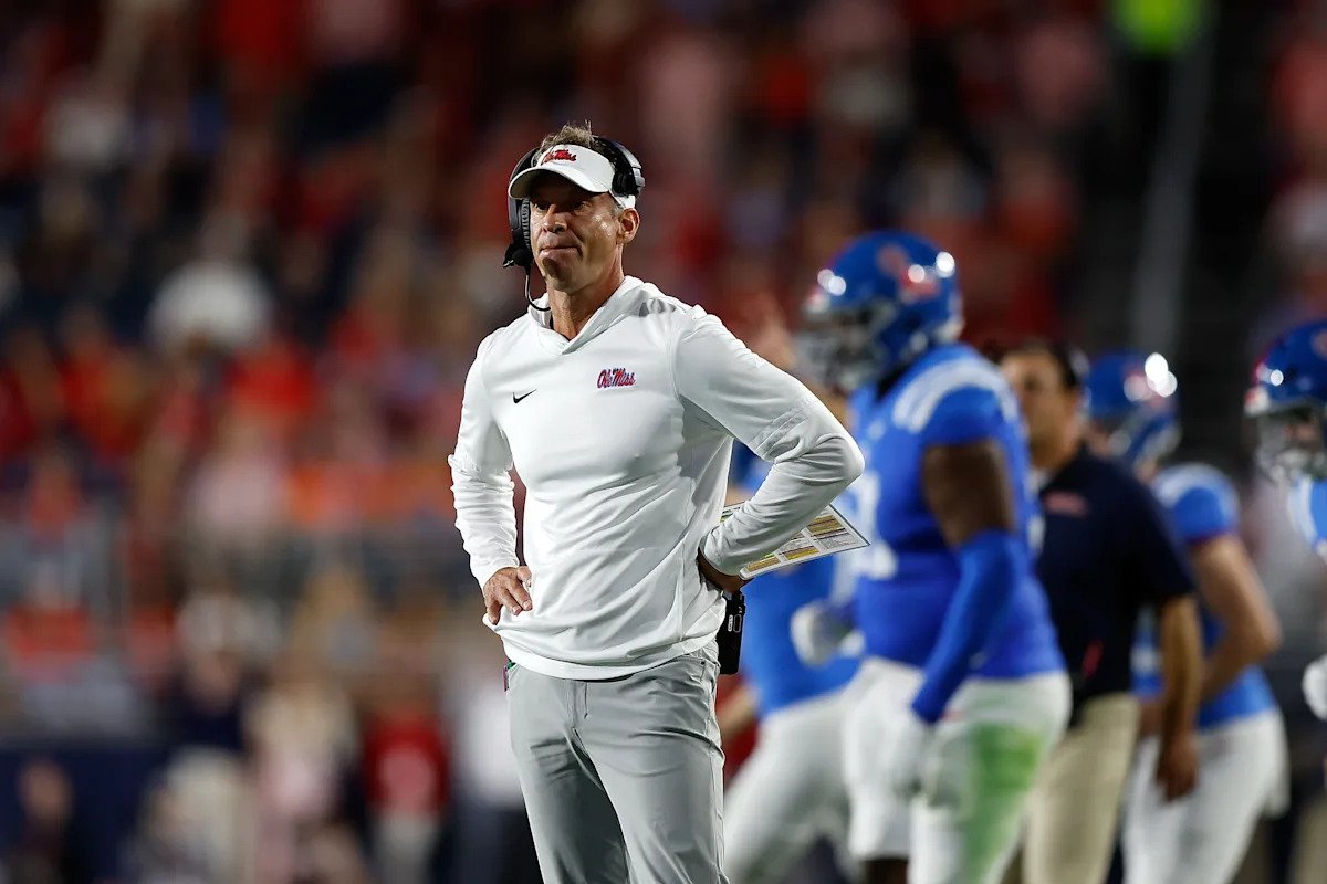 El 29 de noviembre se hará un anuncio sobre el futuro de Lane Kiffin, dijo el director deportivo de Ole Miss.