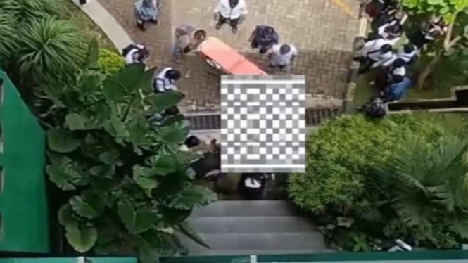 Una estudiante de la Universidad de Pakuan que saltó deliberadamente desde el tercer piso del campus escribió una emotiva carta a sus padres, que contenía…