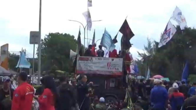 Cientos de trabajadores bloquearon la carretera frente a la oficina del Regente de Karawang, ¡estas son sus demandas!
