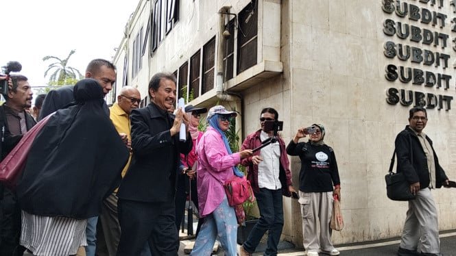 Roy Suryo CS examinado como sospechoso en el caso Jokowi, se presentan pruebas y las madres son bienvenidas