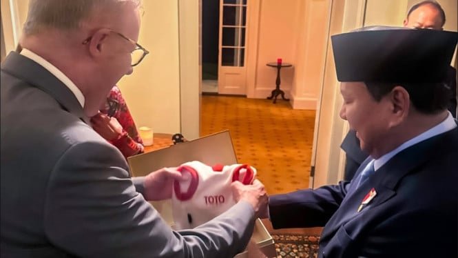 Prabowo regaló una camiseta roja y blanca al perro favorito del primer ministro Albanese, Toto