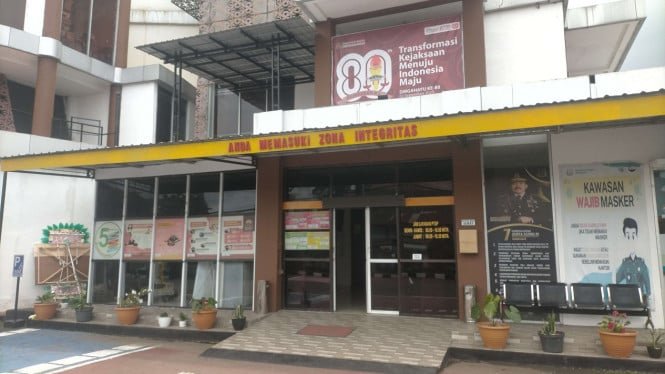 Mojokerto Kazari fue investigado por la fiscalía de NTT después de que se grabara pidiendo dinero al regente para detener la investigación de corrupción de Bawang.