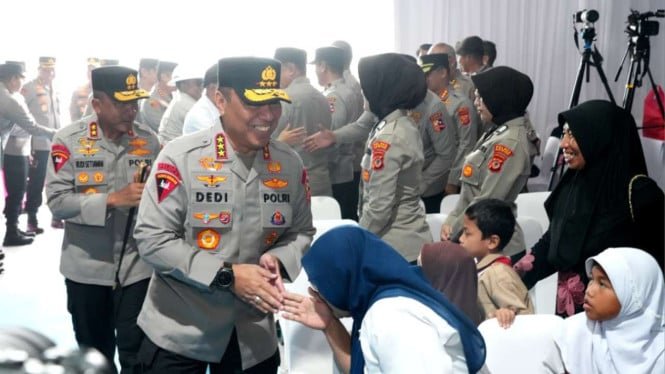 No sólo las fuerzas del orden, la policía nacional hace esto por la comunidad.