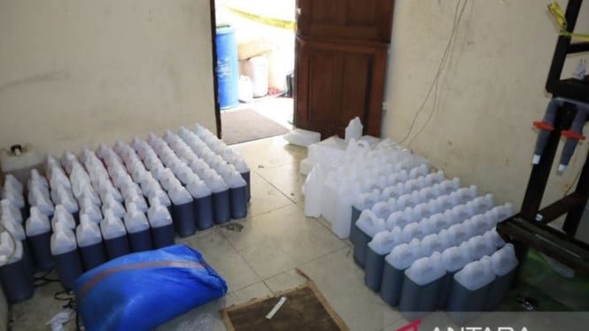 La policía allana una producción falsa de jabón líquido que copiaba marcas famosas en Bekasi y produce ventas