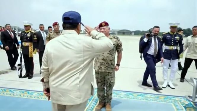 Con boina roja, el rey de Jordania le dio a Prabowo un respetuoso abrazo antes de regresar a casa.