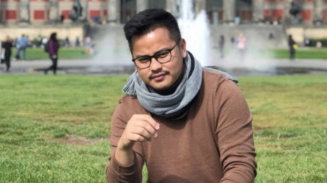 El marido de Bowen, Rully Angi Akbar, que tiene un doctorado, tiene un historial educativo y profesional elegante.