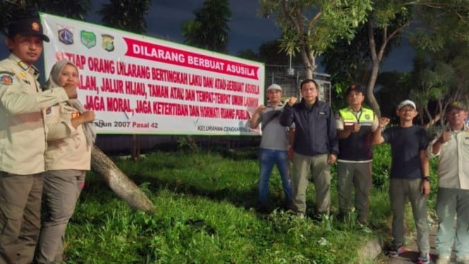 Satpol PP arrestó a dos hombres bajo sospecha de ejercer la prostitución entre personas del mismo sexo en Dan Mogot.