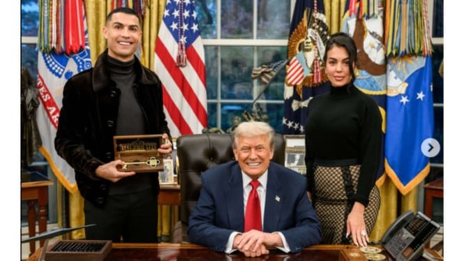 692096af2d176-cristiano-ronaldo-dapat-kunci-emas-gedung-putih-dari-donald-trump_665_374.jpg