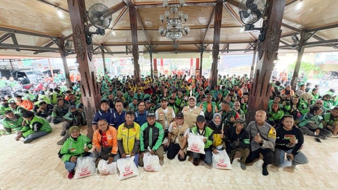 Se entregaron miles de paquetes de alimentos básicos a los residentes de Sukoharjo y Ozol.