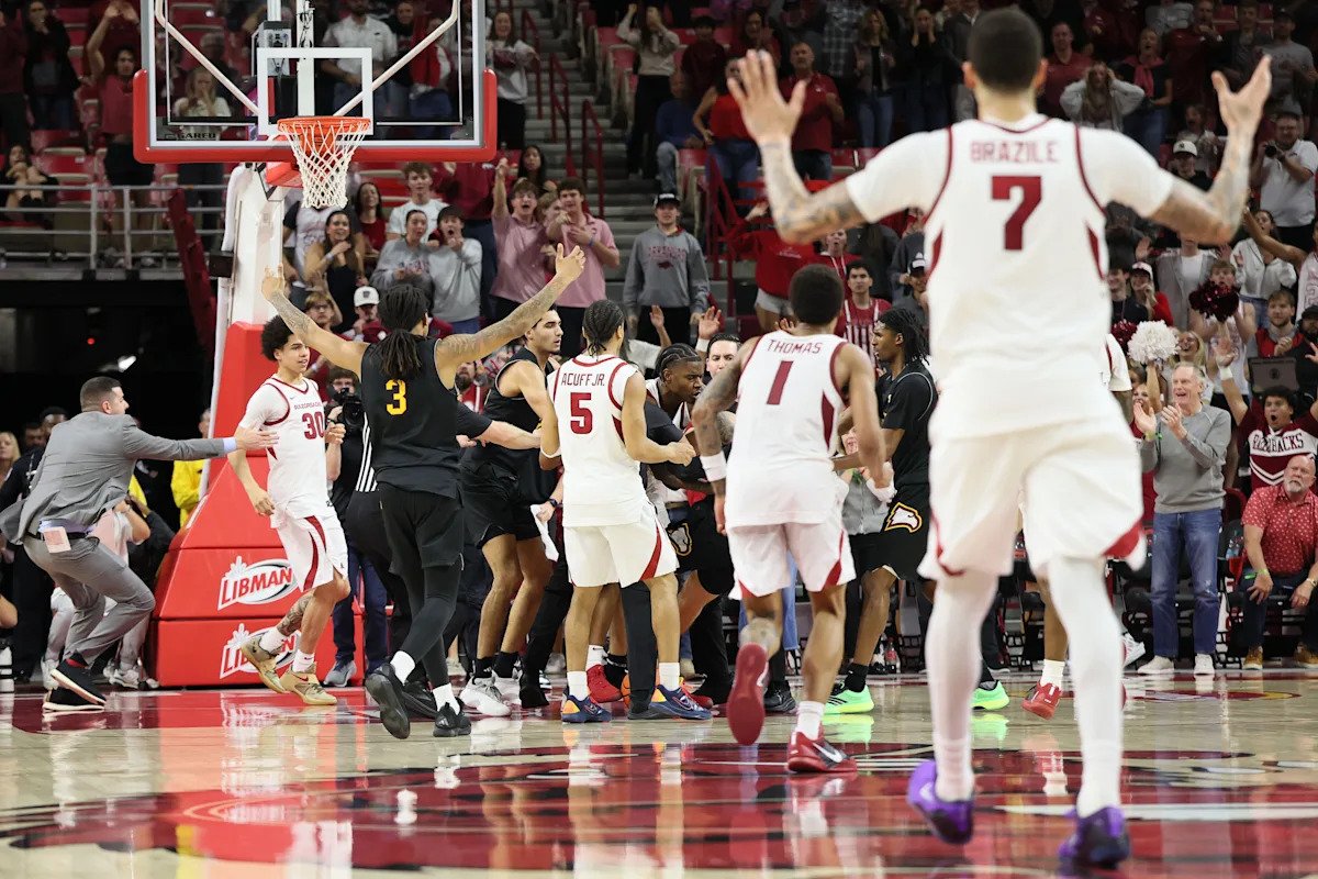 El No. 21 aguanta en Arkansas vs. Winthrop a pesar de un extraño altercado entre Nick Pringle y Logan Duncomb