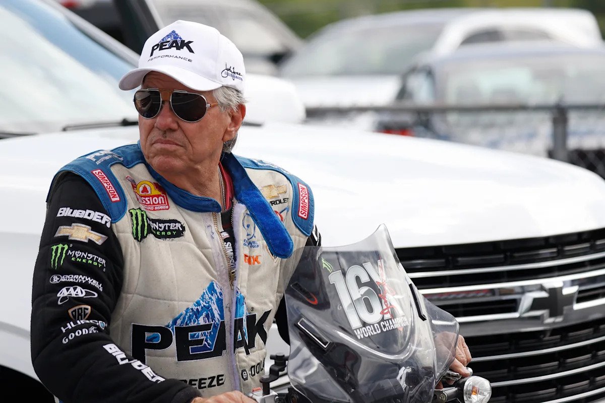John Force, 16 veces campeón de NHRA Funny Car, anuncia su retiro después de sufrir una lesión cerebral traumática en un accidente con fuego