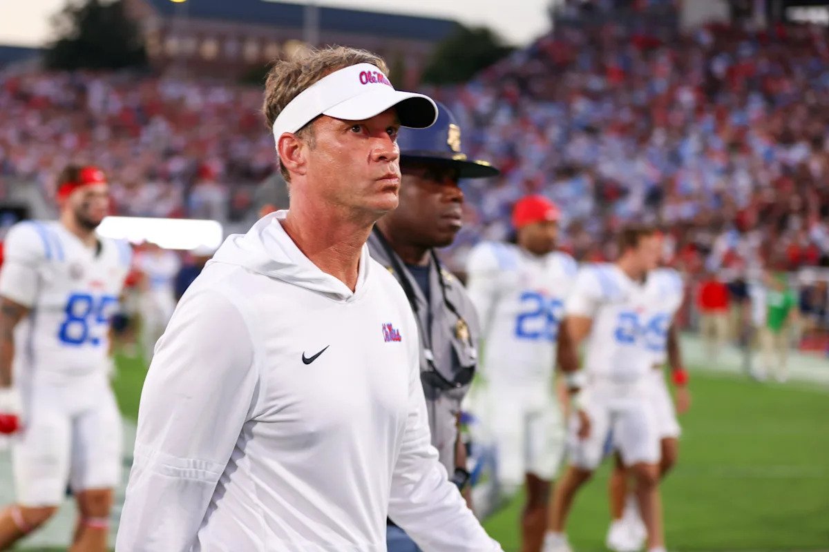 No es culpa de Lane Kiffin que Ole Miss esté en problemas. Culpe al modelo de entrenamiento fallido del fútbol universitario