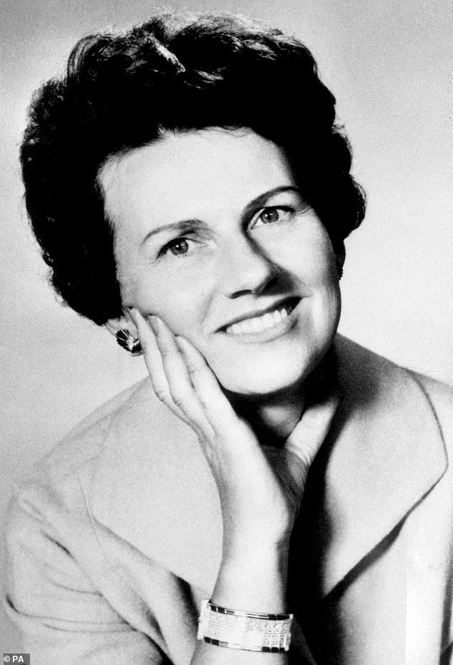 La policía admitió que la madre asesinada, Muriel McKay, podría estar enterrada detrás de una tienda de apuestas en el este de Londres, pero dice que una orden de registro no es apropiada para una familia conmocionada.