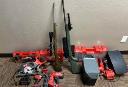 Las autoridades de Menlo Park arrestaron a dos hombres y recuperaron el arma y el equipo robados.