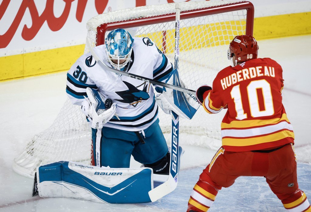 Yaroslav Askarov de San Jose Sharks se enciende en la derrota ante Calgary Flames