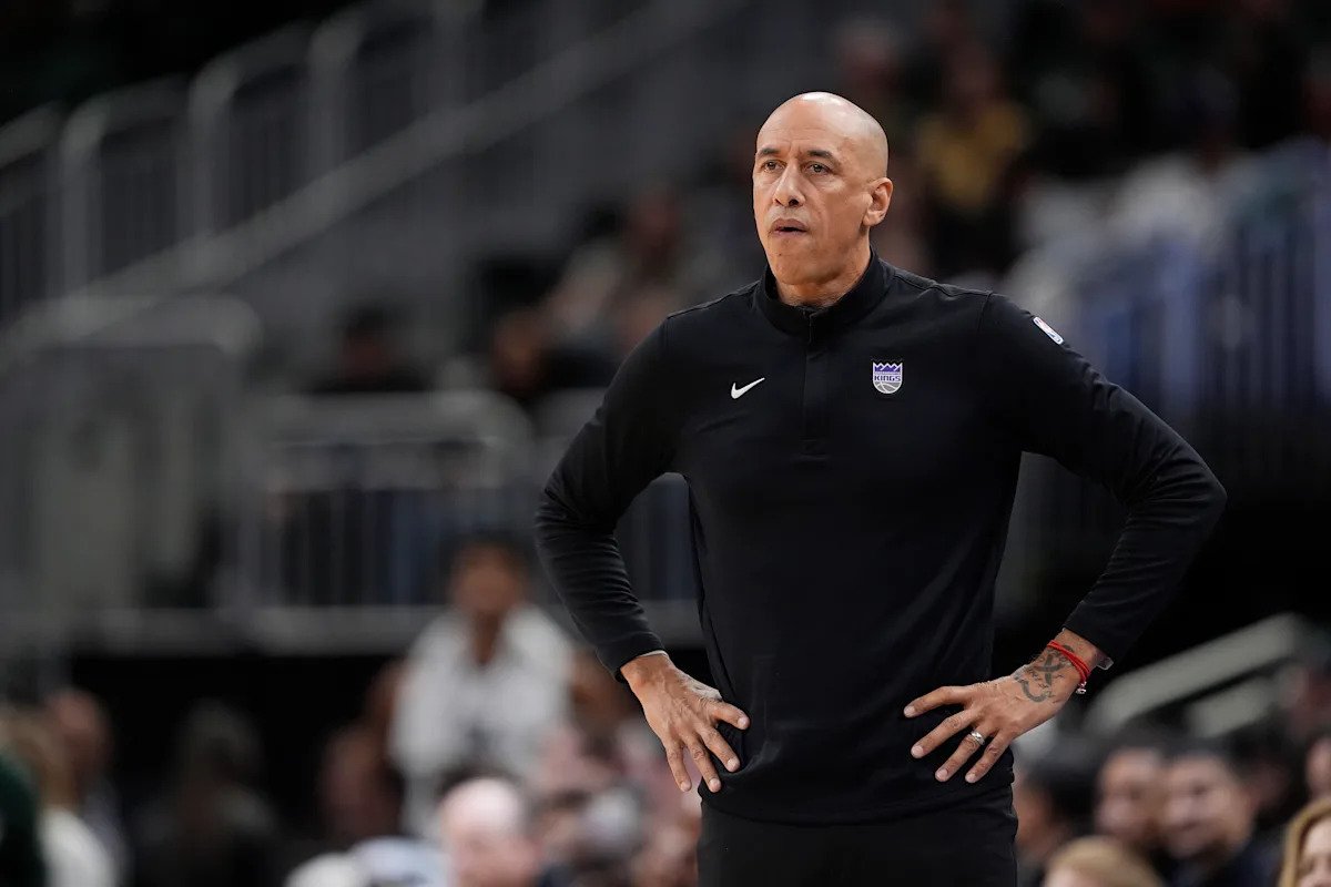 Doug Christie critica el esfuerzo de los Kings mientras el equipo pierde el cuarto juego consecutivo: «Es inaceptable, punto»