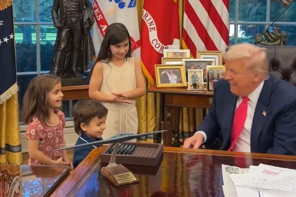 Trump comparte un momento adorable con los niños que visitan la Oficina Oval