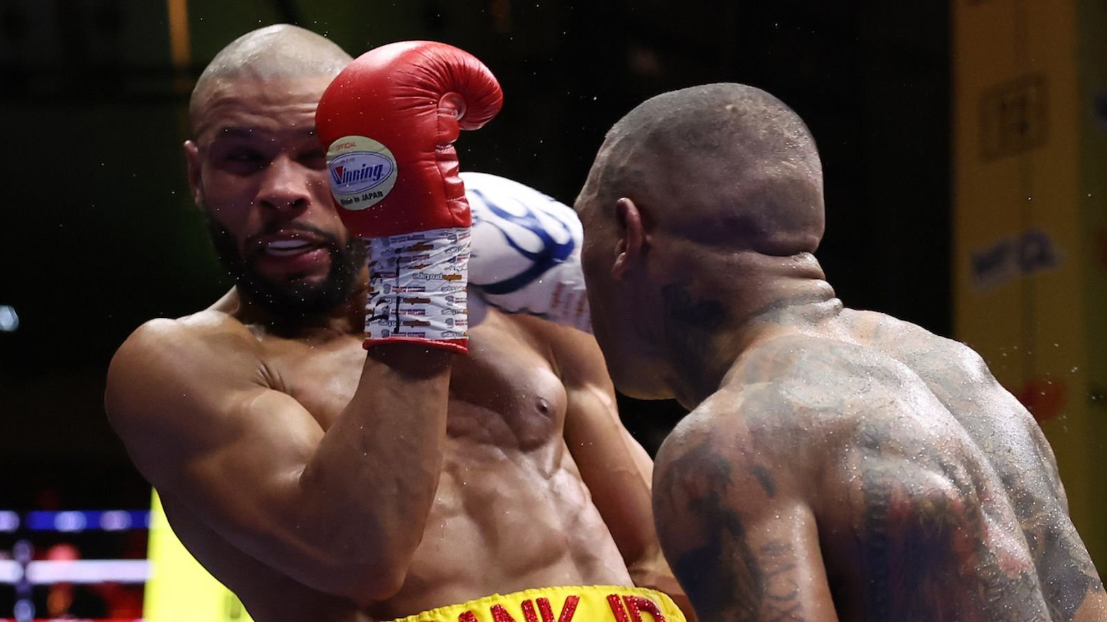 Connor Benn derriba dos veces a Chris Eubank Jr durante la revancha en el estadio Tottenham Hotspur. noticias del boxeo