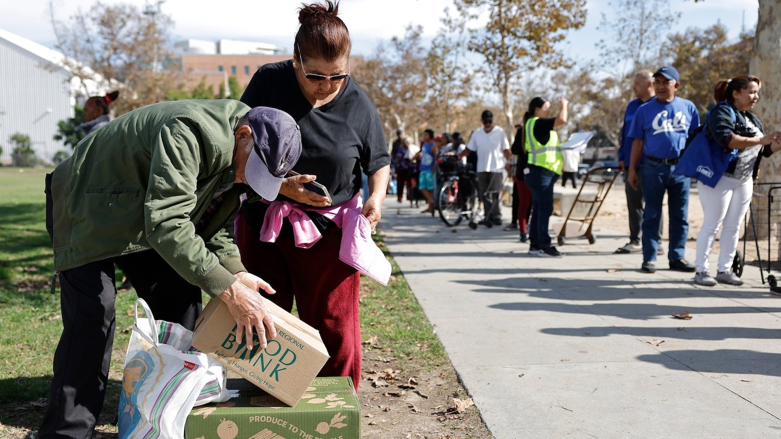 Algunos bancos de alimentos experimentaron un aumento de hasta un 1.800% en la demanda cuando se suspendieron los beneficios de SNAP