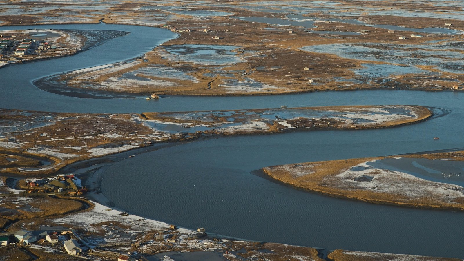 Las aldeas nativas de Alaska tienen pocas opciones y poca ayuda estadounidense a medida que el cambio climático se traga sus tierras