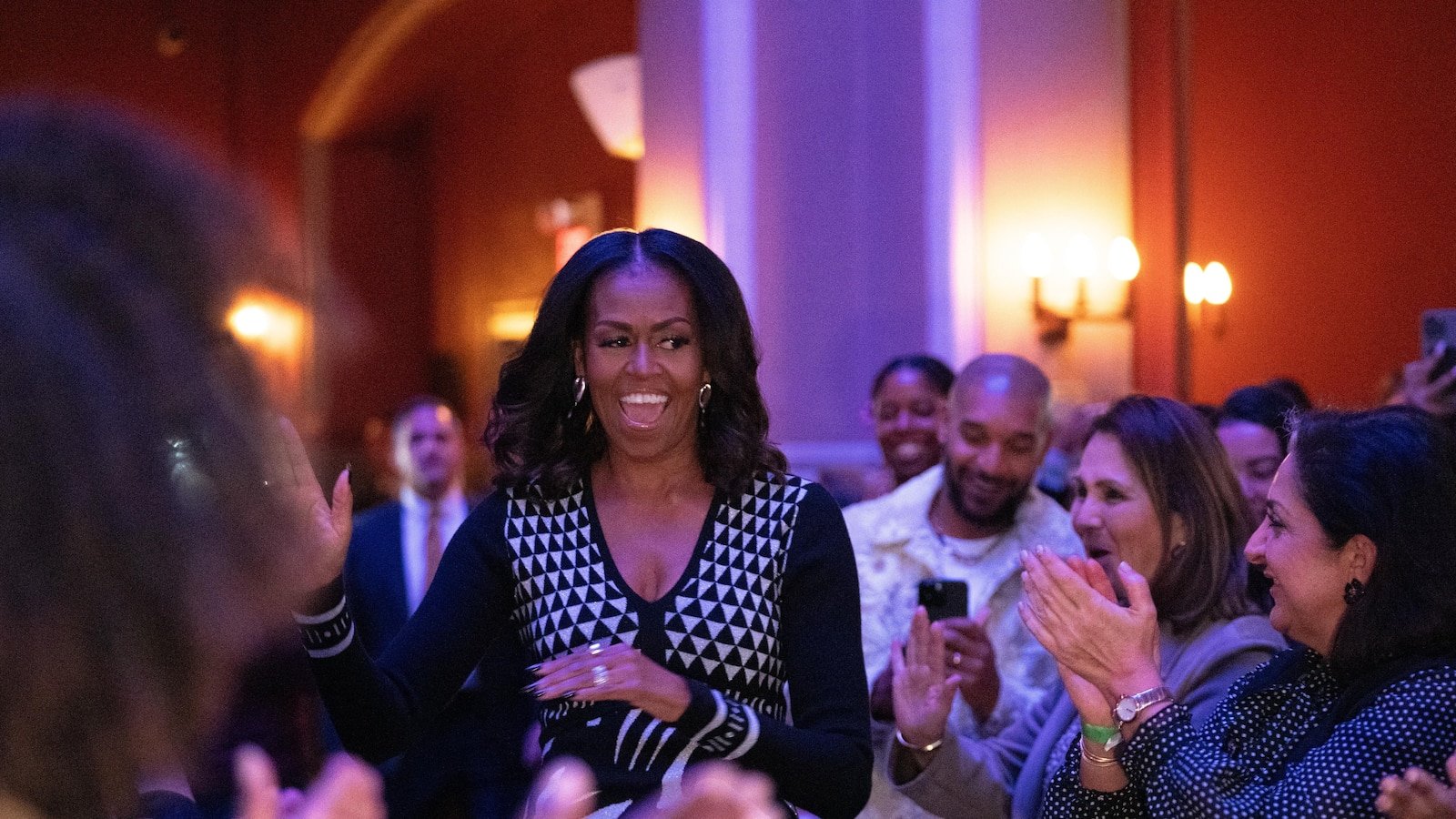 Desde vestidos hasta trajes pantalón, Michelle Obama detalla sus elecciones de moda icónicas en el nuevo libro ‘The Look’