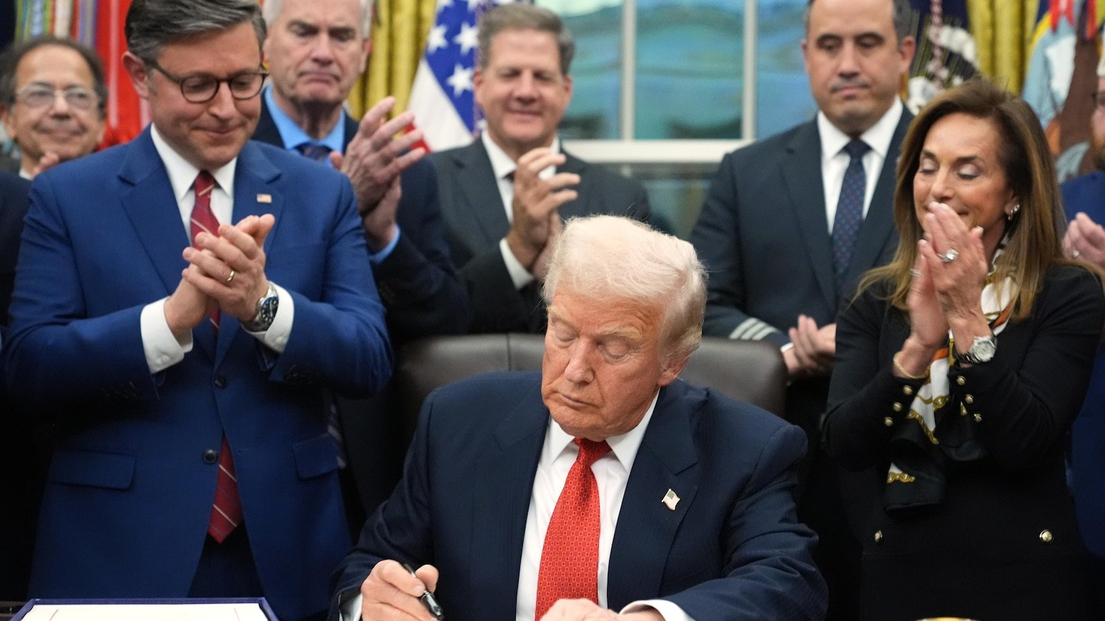 El presidente Trump firmó un proyecto de ley de financiación del gobierno que puso fin al cierre después de un récord de 43 días de interrupción.