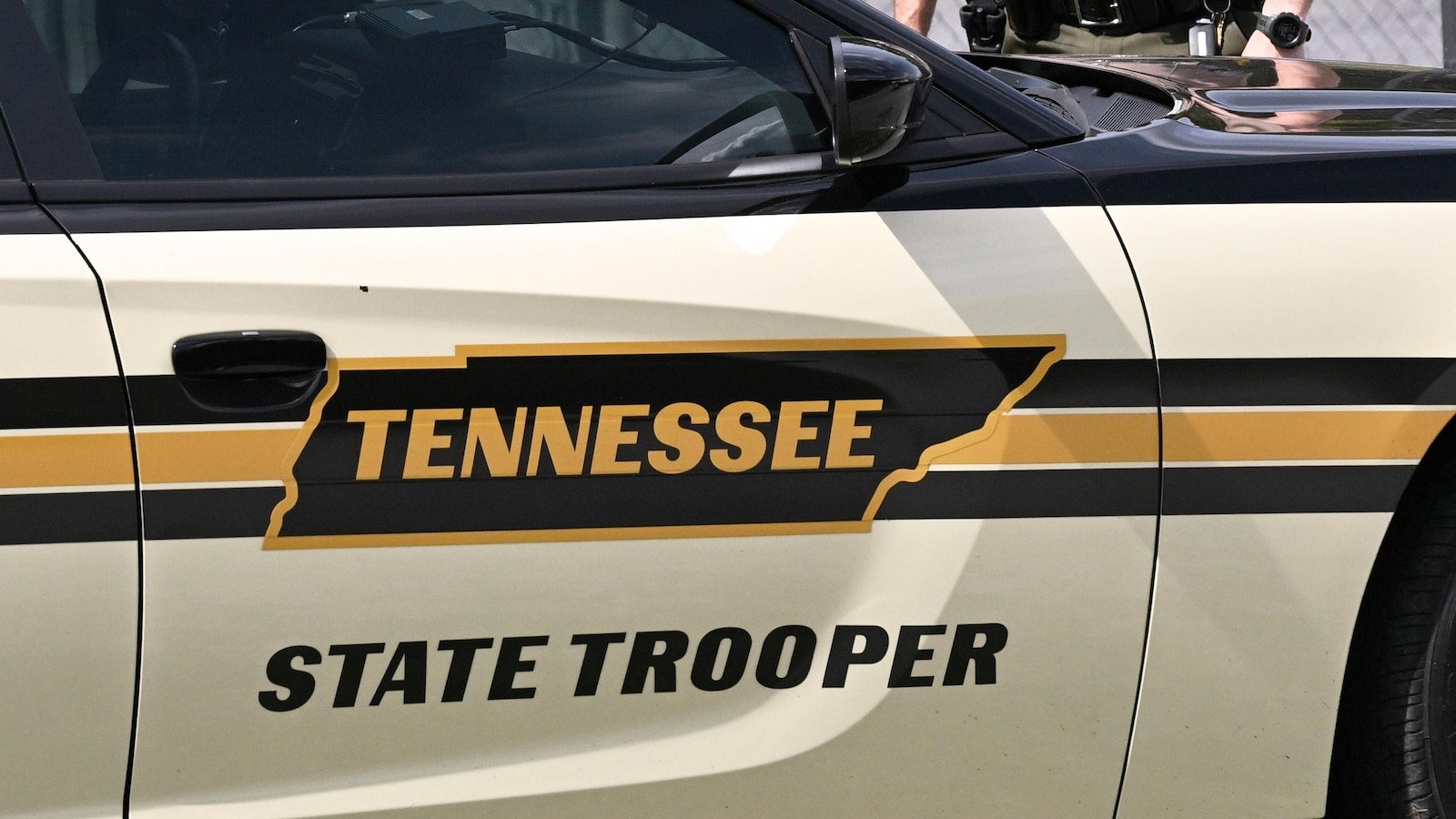 Un oficial de policía que estuvo involucrado en un accidente mientras apoyaba la caravana de Vance se encuentra en estado crítico.