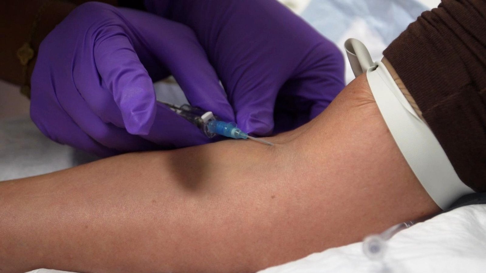 Eche un vistazo más de cerca a las inyecciones de péptidos no aprobadas promovidas por personas influyentes y celebridades