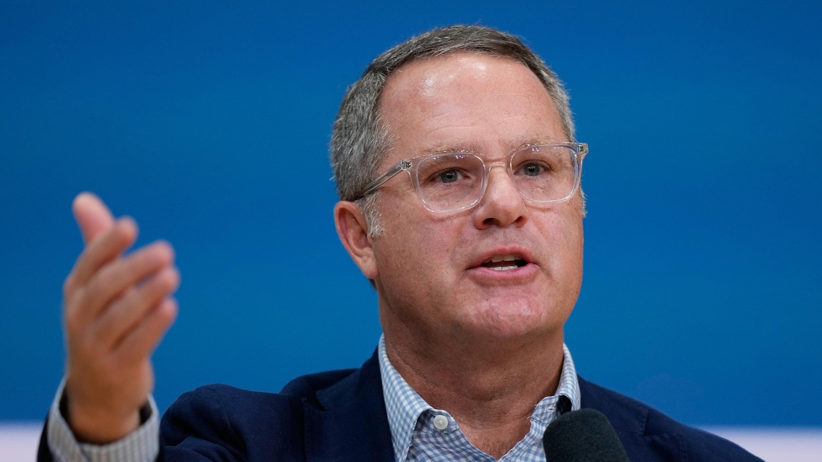 El director ejecutivo de Walmart, Doug McMillan, se jubilará en enero para asumir el cargo de jefe de operaciones en EE. UU.