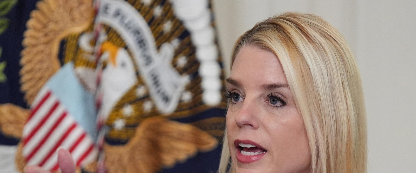 A instancias de Trump, Bondi dijo que Estados Unidos investigaría los vínculos de Epstein con Clinton y otros enemigos políticos.