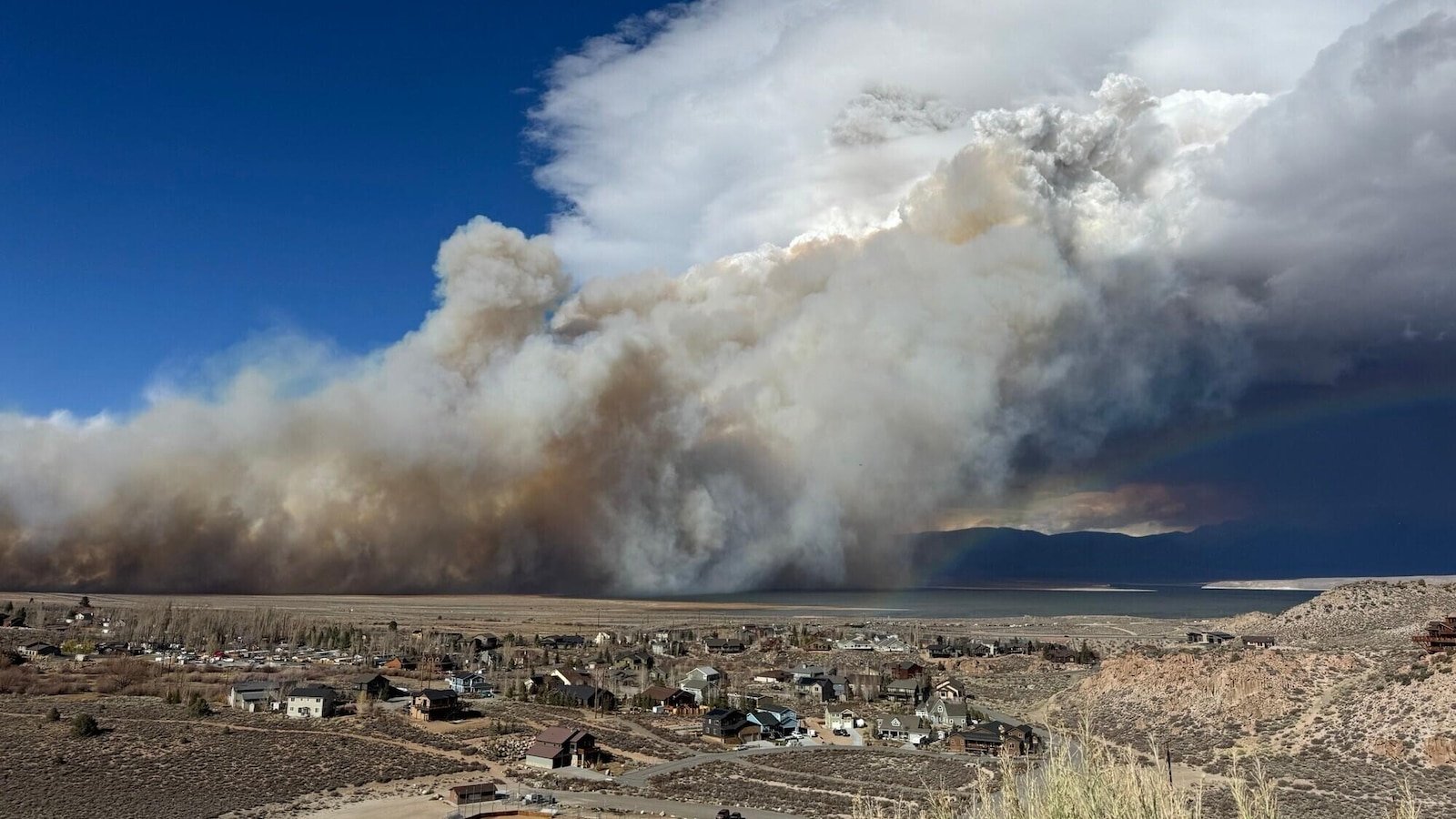 Un incendio que avanza rápidamente en un pintoresco condado de California daña 15 estructuras y provoca evacuaciones