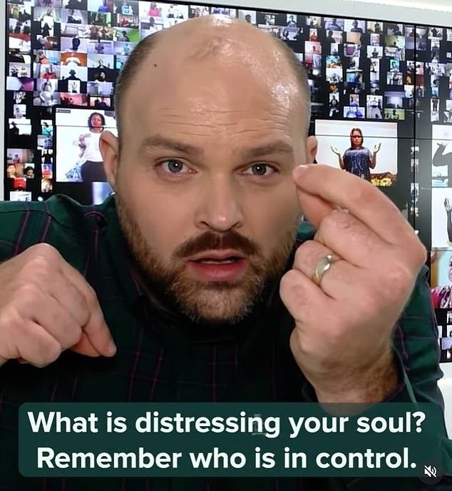 Constance Marten es una tímida discípula de un pastor que ofrece «oraciones interactivas» a medio millón de personas desde un estudio con pantallas en la campiña galesa.