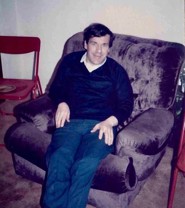 Justo antes de Navidad apareció en nuestra puerta un hombre con una bolsa de basura y pollo congelado. Tenía 45 años.