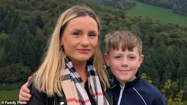 Un héroe de 12 años conduce con seguridad el auto de su madre a 60 mph en una autovía después de desmayarse al volante